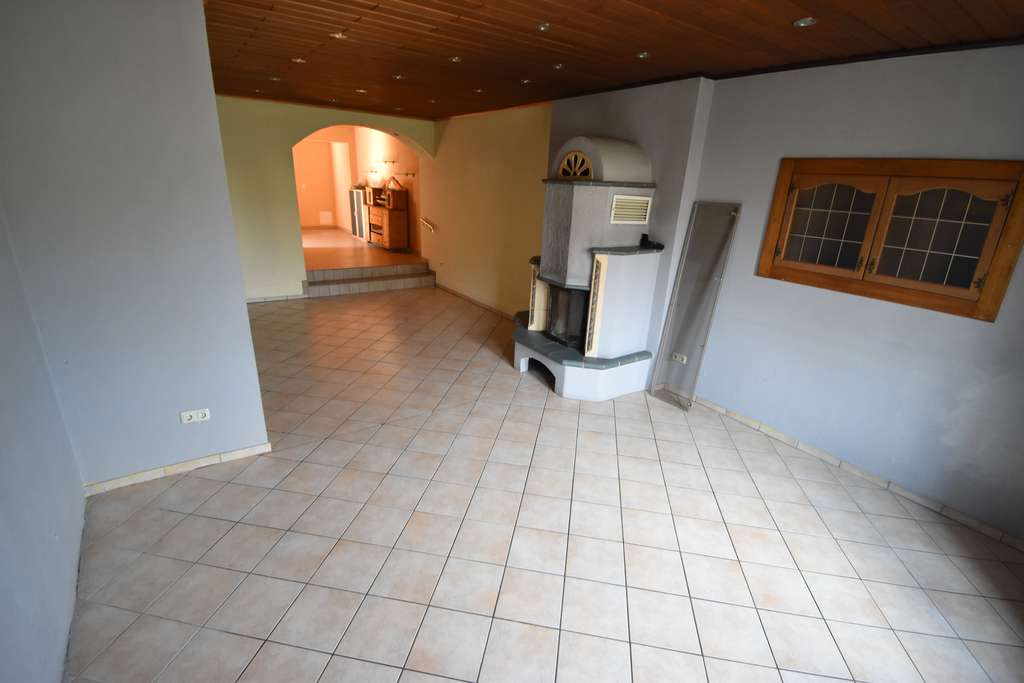 Immobilie in Kruft - Großes Raumangebot mit 2 sep. Wohneinheiten, erschwinglich, solide und teilsaniert, 205 m² Wohnfl. - Bild 3