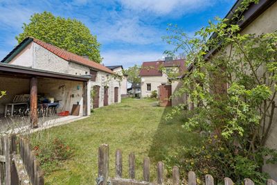 Bezugsfreies Haus mit weitläufigem Garten, viel Nebenglass und 3 Stellplätzen