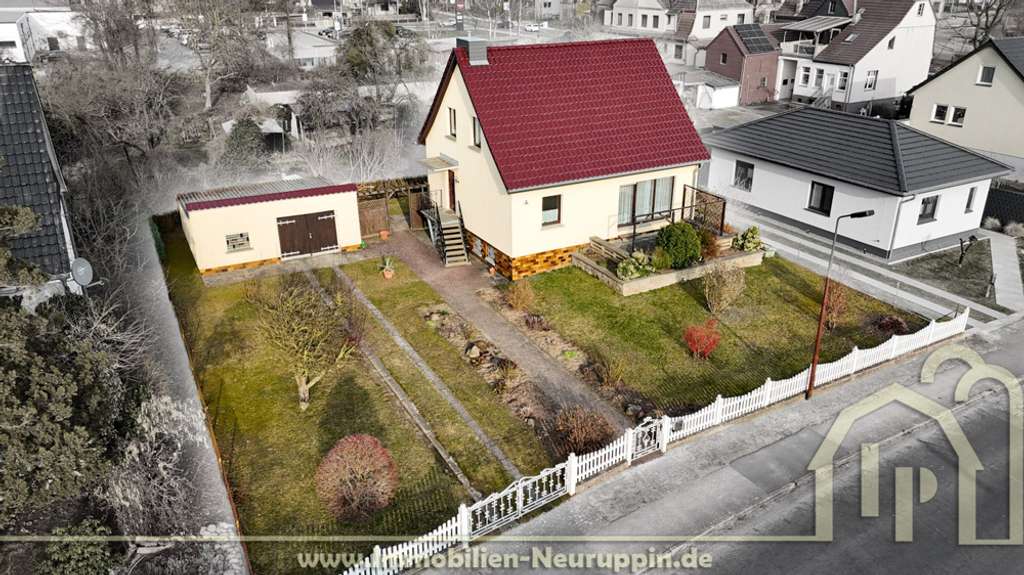 Immobilie in Neuruppin - Teilmodernisiertes Einfamilienhaus mit Vollkeller, Doppelgarage und 689 m² Grundstück in Neuruppin - Bild 0