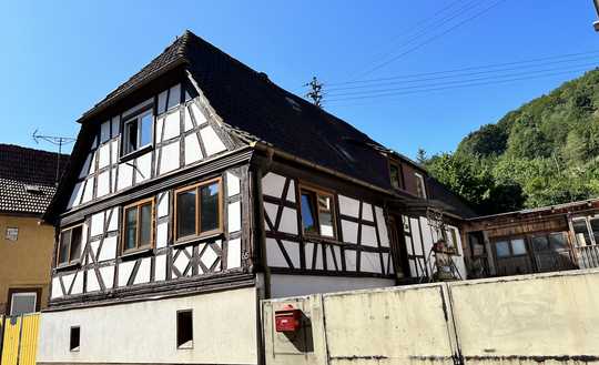 Renovierungsbedürftiges Fachwerkhaus mit Nebengebäude und Innenhof