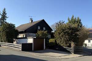 Charmanter Bungalow mit Galerie, Gartenidylle und Garage in Fürth-Vach