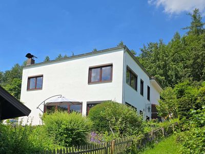 Großzügiges Zweifamilienhaus in charmanter Lage zwischen Feld und Waldrand in Schieder-Glashütte
