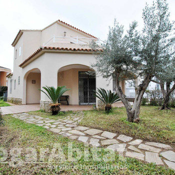 INVESTMENT OPPORTUNITY! LARGE CHALET WITH GARAGE AND TERRACE NEAR THE SEA