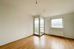 Sonnige Drei-Zimmer-Wohnung mit Loggia und Ebk