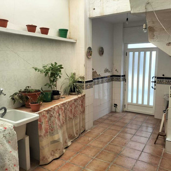 GROSSES DORFHAUS MIT ZWEI STRASSENZUGANG IN BICORP