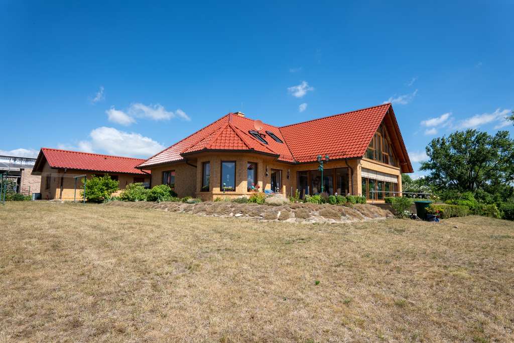 Immobilie in Grünow - ☆ ☆ ☆ ☆ ☆ Einfamiienhaus am See, großzügig und luxuriös, unweit von Prenzlau ☆ ☆ ☆ ☆ ☆ - Bild 1