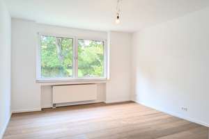 Perfekte Mischung aus ruhigem Innenhof und Blick ins Grüne | Kernsanierte 2,5-Zimmer-Loggia-Wohnung