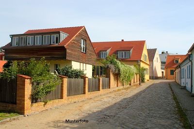 Fünffamilienhaus mit Garten und 4 Garagen