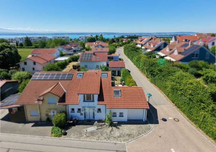 Exklusive Architekten-Doppelhaushälfte in begehrter Höhenlage von Daisendorf