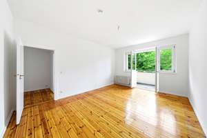 Modernized 3-room top-floor Altbau apartment with balcony and EBK near lake Tegel