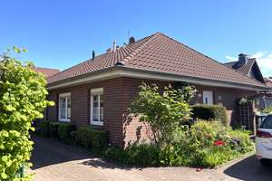 Eigennutzung oder Investition? - DHH im Bungalowstil mit neuer Heizung, frei ab 1.8.2026! – Lange Drift 77a, 26434 Wangerland – Vorschaubild 1