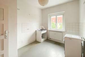 2 ZIMMER MIT BALKON | 3.OG | RENOVIERUNGSBEDARF | GRÜNE OASE | PRENZLAUER BERG | PROVISIONSFREI | – Werner-Kube-Straße 10, 10407 Prenzlauer Berg, Berlin – Vorschaubild 3