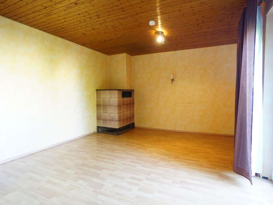 Wohnzimmer mit Laminatboden