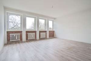 2 x  3-Zimmer-Wohnung im selben Gebäude, Wohnräume mit Laminatboden, helles Bad