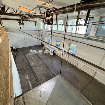 ca. 395 m² große, ebenerdige Hallenfläche mit Büro