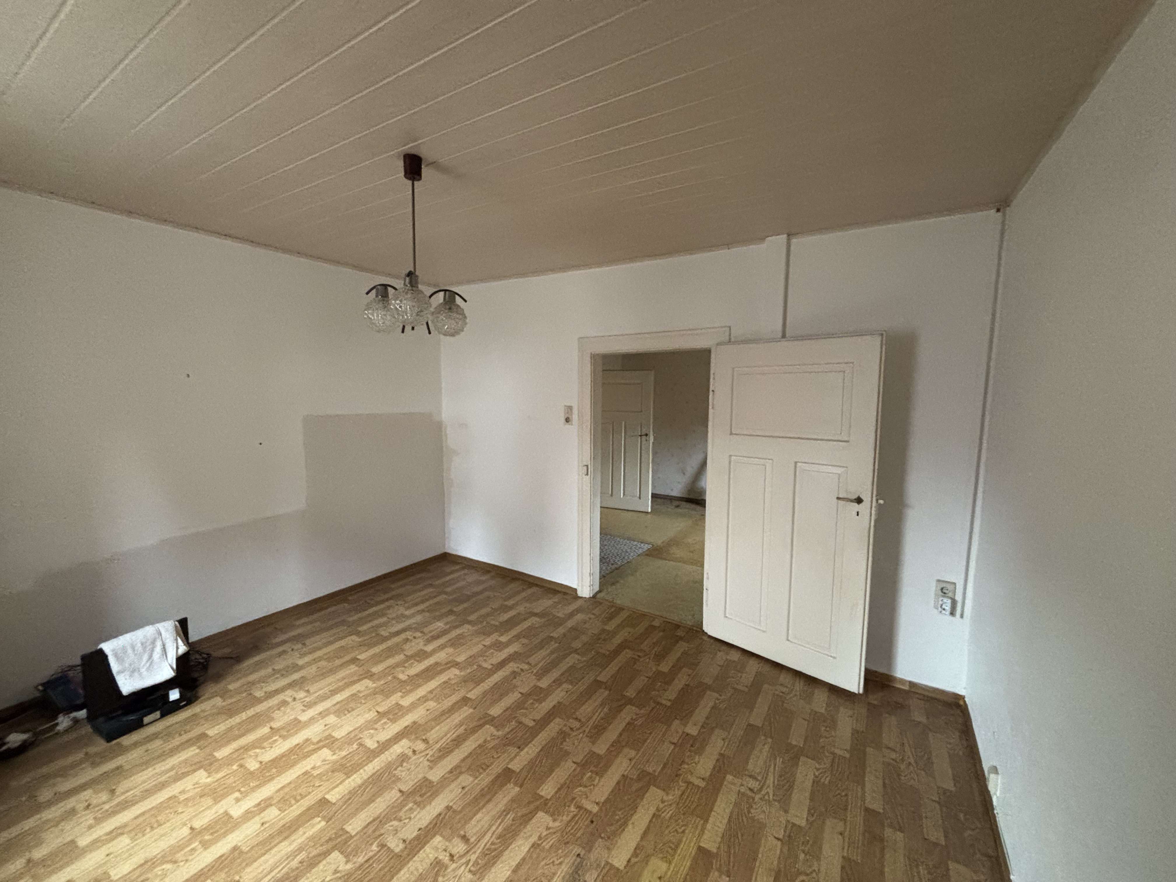 Immobilie in Steinalben - Renovierungsbedürftiges Haus mit 4 Zimmern und Garage in Steinalben - Bild 3