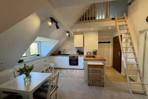 Möblierte Dachgeschosswohnung im Universitätsviertel von Broich im Loft-Stil