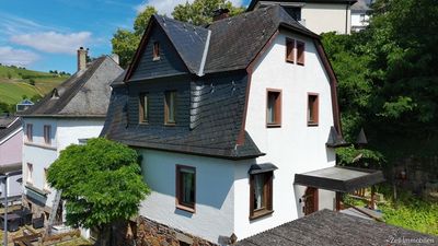 Einfamilienhaus mit Doppelgarage und Garten