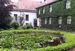 Herrenhaus mit Seerosenteich