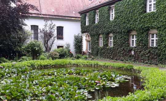 Schlossgrundstück mit Herrenhaus, Scheuer, Pferdeboxen und angrenzenden Bauplätzen