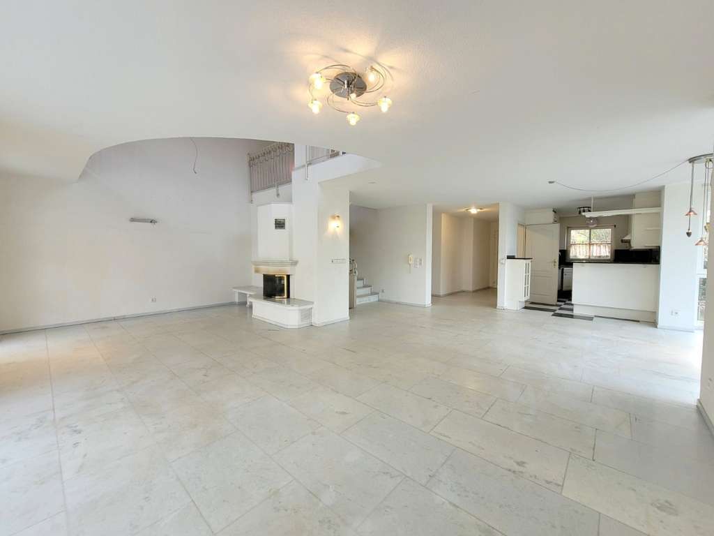 Immobilie in Schopfheim - Wohnen mit Urlaubsgefühl + Einliegerwohnung + Pool + Garten + Garage - Bild 2