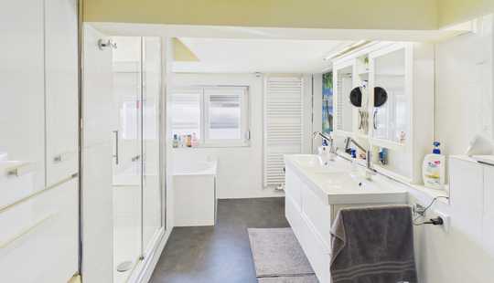 Bild von Rodgau: Modernisiertes EFH, 6 Zi., WP (heiz/kühl), Kamin, Hof, 11-kW Wallbox