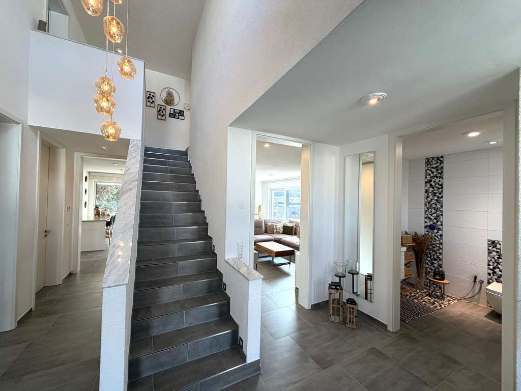 Immobilie in Bibertal - „Modernes Einfamilienhaus mit Einliegerwohnung, Galerie & Doppelgarage in ruhiger Sackgassenlage“ - Bild 0