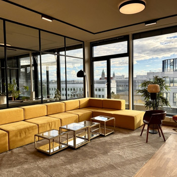 STOCK - repräsentativer Eingangsbereich | helle Flächen | begrünnter Innenhof