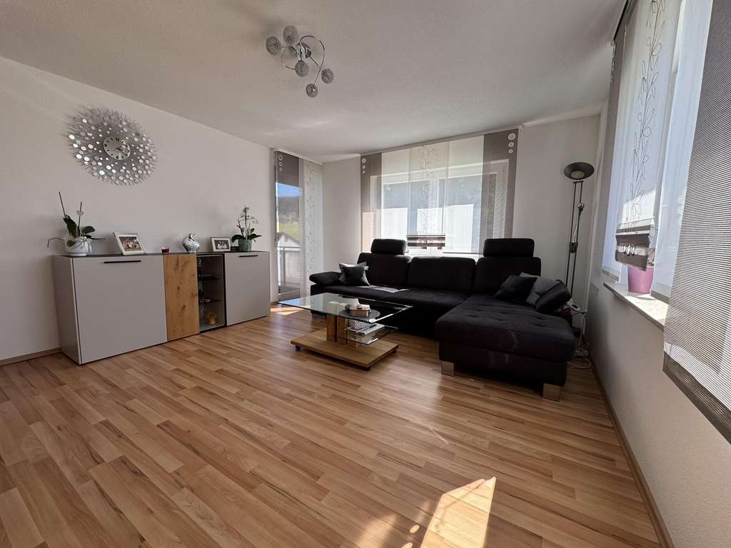 Immobilie in Wellendingen - Attraktives Zweifamilienhaus in ruhiger Umgebung - vielseitig nutzbar - Bild 0