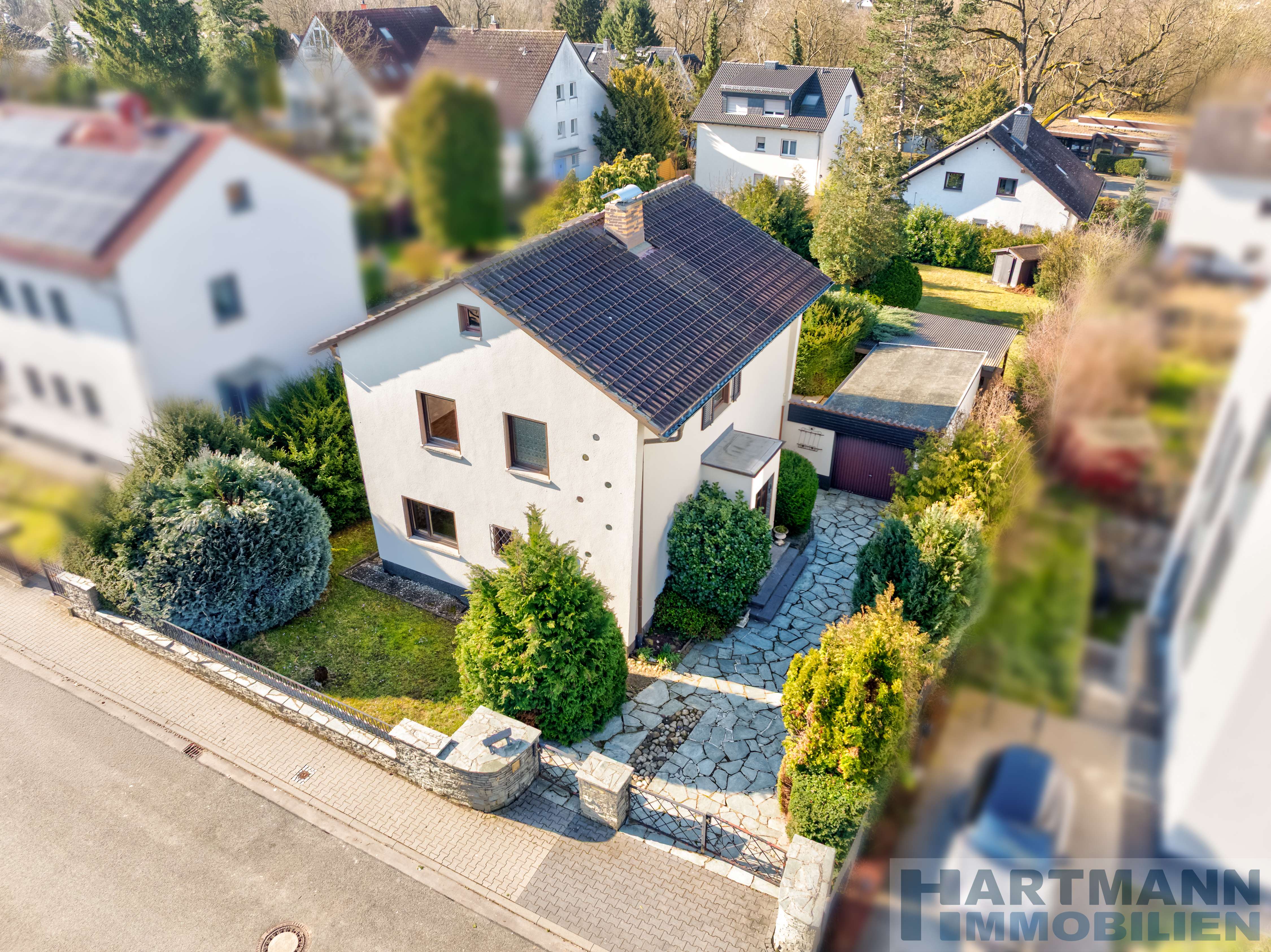 Charmantes freistehendes Einfamilienhaus – Wohnen im Grünen und dennoch stadtnah, Frankfurt am Main – Bild 2