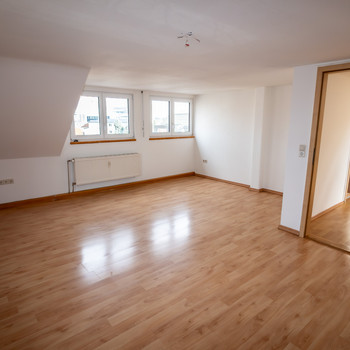 Helle 2-Zimmer-DG-Wohnung mit großzügigem Flur – sofort verfügbar