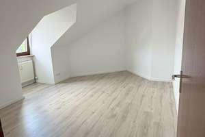 3-Zimmer DG Wohnung mit modernisierter Küche, Balkon & PV Anlage – Erlenfeld 20, 91056 Alterlangen, Erlangen – Vorschaubild 5