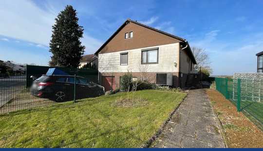 Bild von Einfamilienhaus mit 2 Garagen & Wärmepumpe auf großem Grundstück