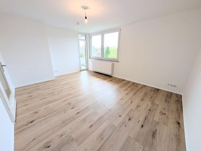 **Wir renovieren für Sie: +Balkon +neuer Laminat +weiße Wände +neues Bad**