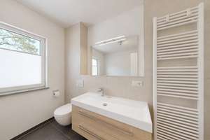 RE/MAX – Stilvoll wohnen: hochwertige, lichtdurchflutete 3-Zimmer-Dachterrassenwohnung zum Kauf! – Die vollständige Adresse der Immobilie erhältst du vom Anbieter., 81825 Gartenstadt Trudering, München – Vorschaubild 11