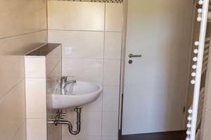 Wohnen im Herzen der Stadt – gemütliche EG-Wohnung mit Terrasse! Frisch renoviert! – Wettinerstraße 44, 8280 Aue – Vorschaubild 9