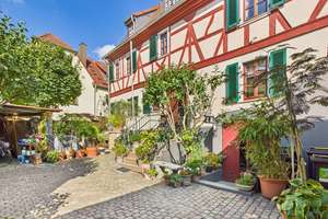 Ambiente und Idylle pur: Historisches Fachwerkhaus mit ELW im DG und pflegeleichtem Garten
