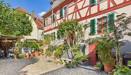 Bild von Ambiente und Idylle pur: Historisches Fachwerkhaus mit ELW im DG und pflegeleichtem Garten