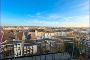 Wohnen über den Dächern: Lichtdurchflutete Dachgeschosswohnung mit Fernblick