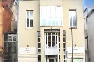 Gesamtgewerbefläche von 190m²  + 2 Wohnungen!
Sie träumen von Ihrem eigenen Restaurant oder Café? 