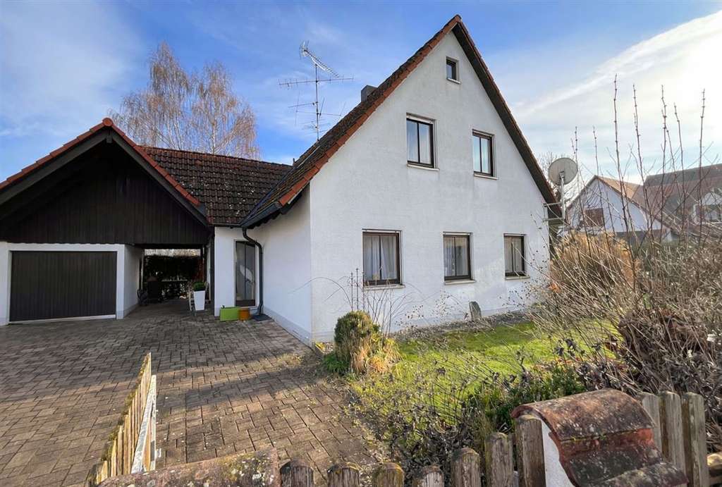 Immobilie in Dinkelscherben - Charmantes Einfamilienhaus mit großem Garten, Kamin & zwei Terrassen - Bild 2