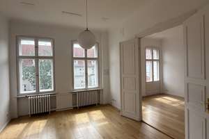 Wunderschöne helle möblierte Altbauwohnung mit Balkon 