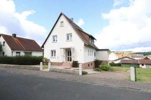 WRS Immobilien - Schlitz - Einfamilienhaus mit Scheune und großem Grundstück – Die vollständige Adresse der Immobilie erhältst du vom Anbieter., 36110 Schlitz – Vorschaubild 1