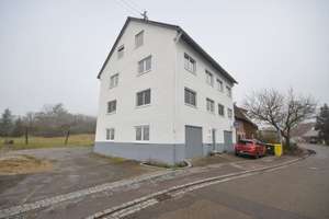Freistehendes Mehrfamilienhaus mit 2 Garagen – Die vollständige Adresse der Immobilie erhältst du vom Anbieter., 71579 Spiegelberg – Vorschaubild 1