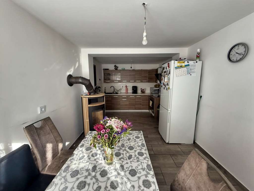 Immobilie in Steinweiler - Gepflegtes Einfamilienhaus mit frischen Böden, Scheune und vielseitigem Hof - Bild 3