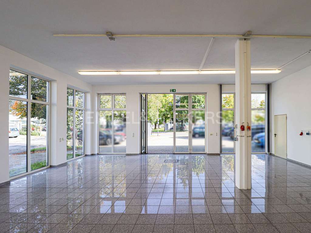 Immobilie in Weilheim in Oberbayern - Vielseitige Gewerbeeinheit, für Praxis, Showroom, Atelier, Studio oder exklusiver Fahrzeugunterbr... - Bild 2