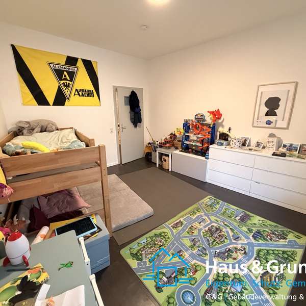 *** Moderne 4-Zimmer-Wohnung mit Stellplatz & zwei Bädern ***