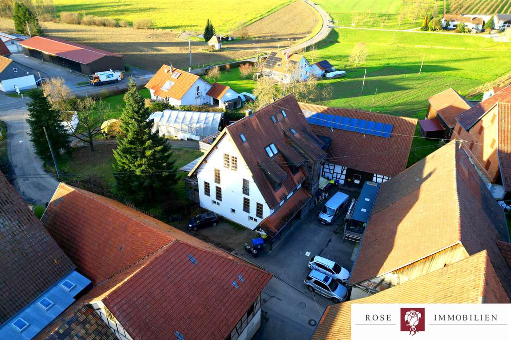 Immobilie in Leutenbach - Helle Dachgeschosswohnung mit ausgebauter Bühne, Stellplatz und wunderschönem Ausblick auf die Felde - Bild 1