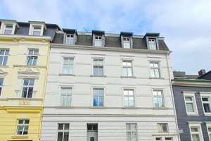 Frisch saniert Wohnen im charmanten Altbau !  / Freshly refurbished living in a charming old buildin