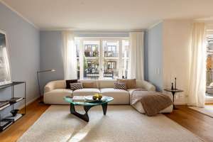 Kaulbachstraße: Exklusive 3-Zimmer-Wohnung mit sonniger Loggia und drei Stellplätzen in Bestlage